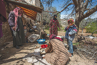 سوريون مهجرون يعيشون بين تلال إدلب في كهوف طبيعية ومواقع رومانية